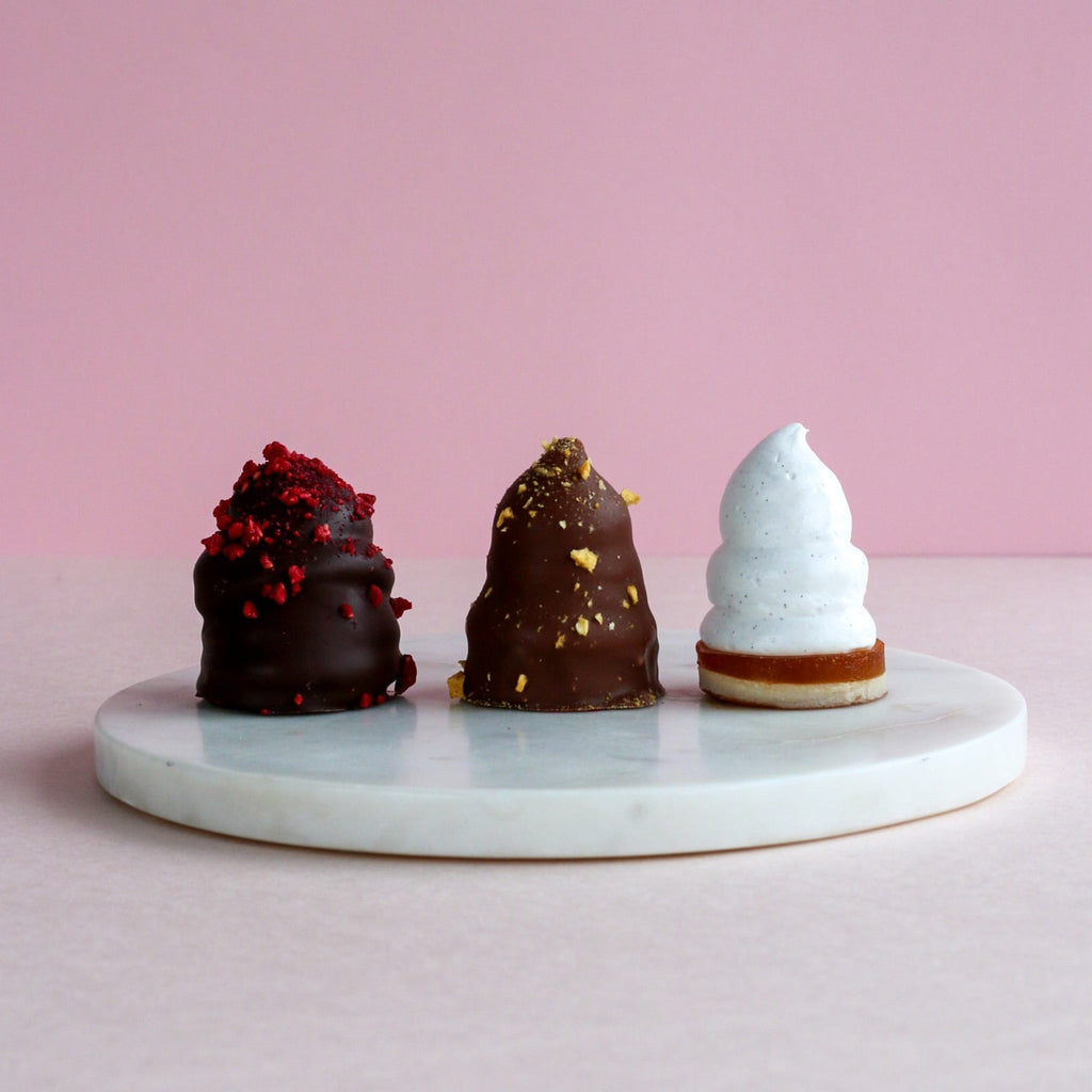 Fløteboller danske flødeboller minidessert bryllups petitfour dessert catering helgekos valentine romantisk dessert  business cupcakes corporate gifts meeting treats business wedding