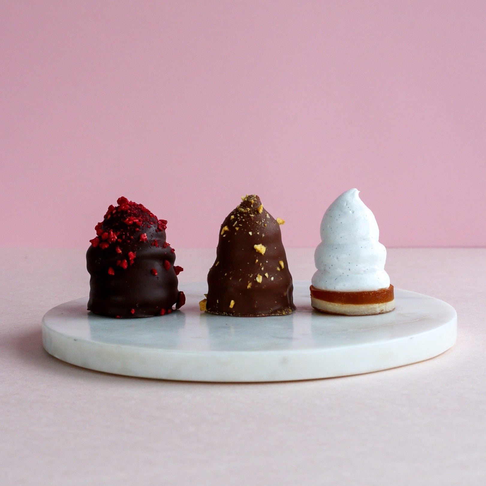 Fløteboller danske flødeboller minidessert bryllups petitfour dessert catering helgekos valentine romantisk dessert  business cupcakes corporate gifts meeting treats business wedding