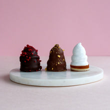 Last inn bildet i Galleri-visningsprogrammet, Fløteboller danske flødeboller minidessert bryllups petitfour dessert catering helgekos valentine romantisk dessert  business cupcakes corporate gifts meeting treats business wedding
