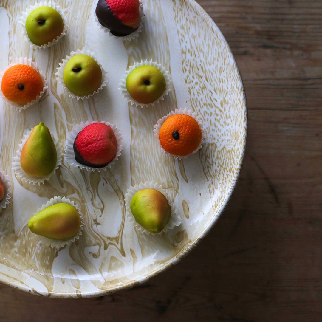 Marsipanfrukt i konfekteske med bånd
