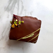 Last inn bildet i Galleri-visningsprogrammet, Dubai sjokolade Dubai sjokolade dubaibar dubai bar dubaisjokolade dubai sjokolade pistasj knafe pistasjkrem tiktok trendy baklava dubaichocolate knafeh påskesjokolade dubaiegg sjokoladeegg påskeegg dadler medjool ramadan minidessert eid dessert marshmallows marshmallow spongy tiktok viral
