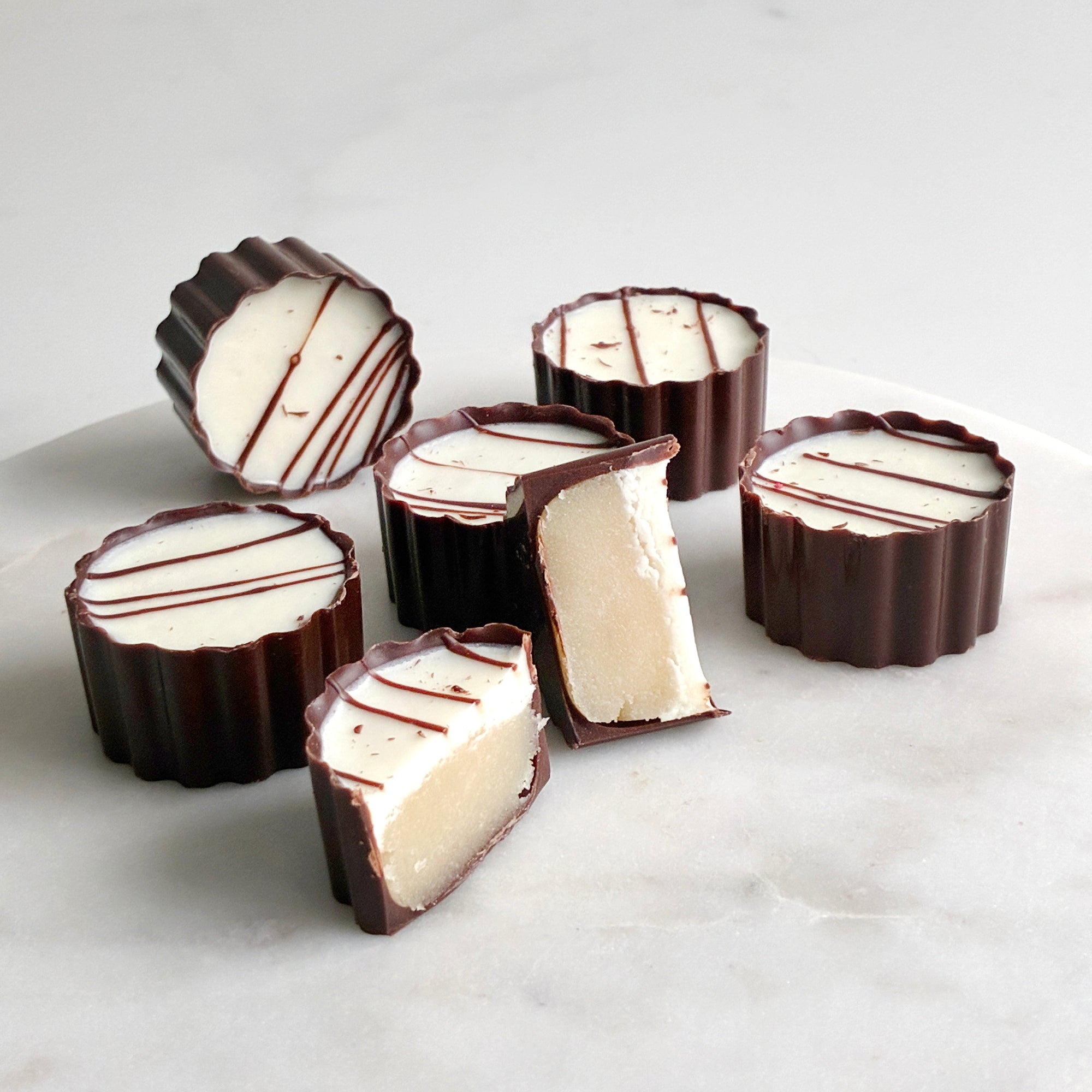 marsipan kokos petit four minidessert sjokolade trendy konfirmasjon bryllup sveitsisk sjokolade event bites cookies catering marsipan bringebær fruktig kokos gianduja cappuchino morsdag valentines gave gaveidé gavetips petit four minidessert sjokolade trendy konfirmasjon bryllup sveitsisk sjokolade event bites cookies catering