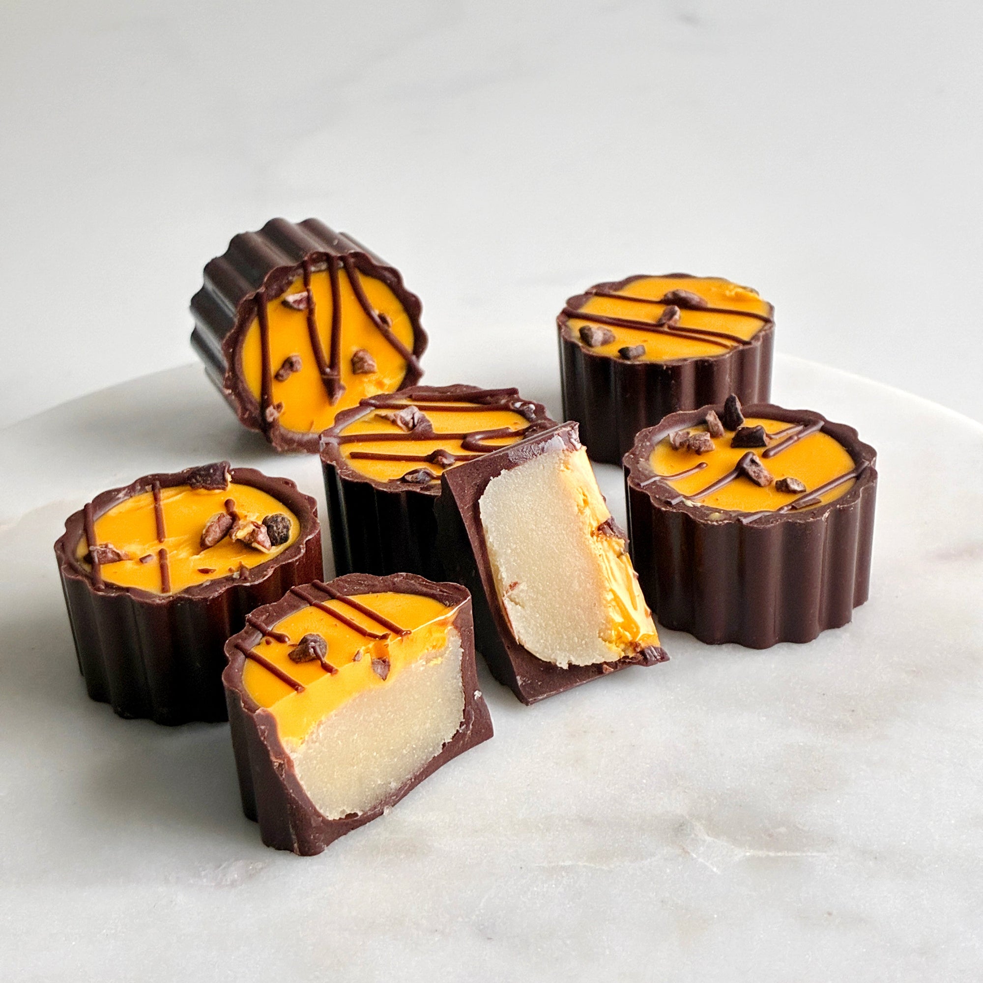 marsipan appelsin fruktig petit four minidessert sjokolade trendy konfirmasjon bryllup sveitsisk sjokolade event bites cookies catering