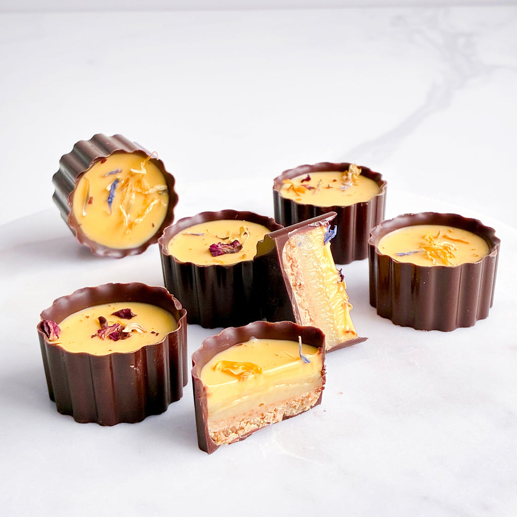 bringebærsjokolade petit four gave gavetips gave idée sjokoladekonfekt valentines valentine gave til mor morsdag norsk sjokolade handmade håndlaget cheesecake creme brulee tartufi sjokoladebiter smelt sjokolade marsipancompagniet 