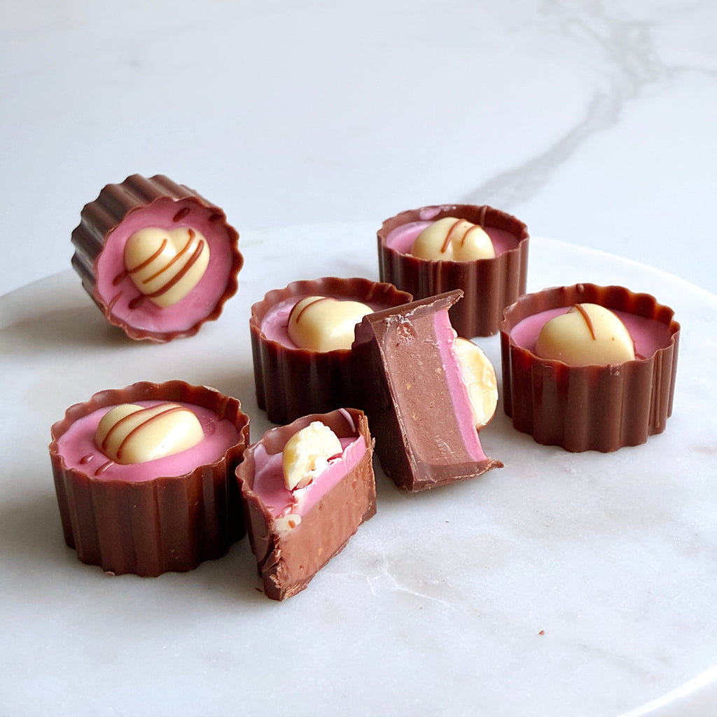 bringebærsjokolade petit four gave gavetips gave idée sjokoladekonfekt valentines valentine gave til mor morsdag norsk sjokolade handmade håndlaget cheesecake creme brulee tartufi sjokoladebiter smelt sjokolade marsipancompagniet 