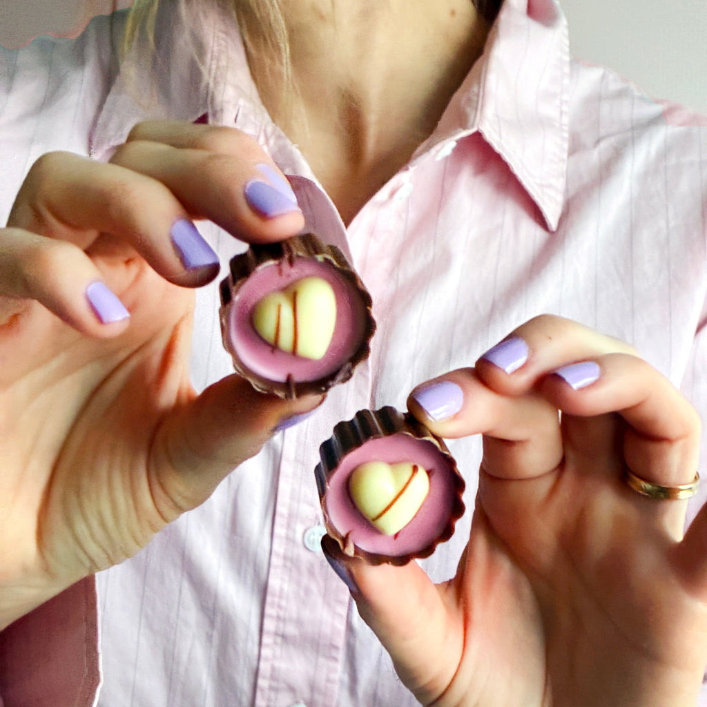 bringebærsjokolade petit four gave gavetips gave idée sjokoladekonfekt valentines valentine gave til mor morsdag norsk sjokolade handmade håndlaget cheesecake creme brulee tartufi sjokoladebiter smelt sjokolade marsipancompagniet 