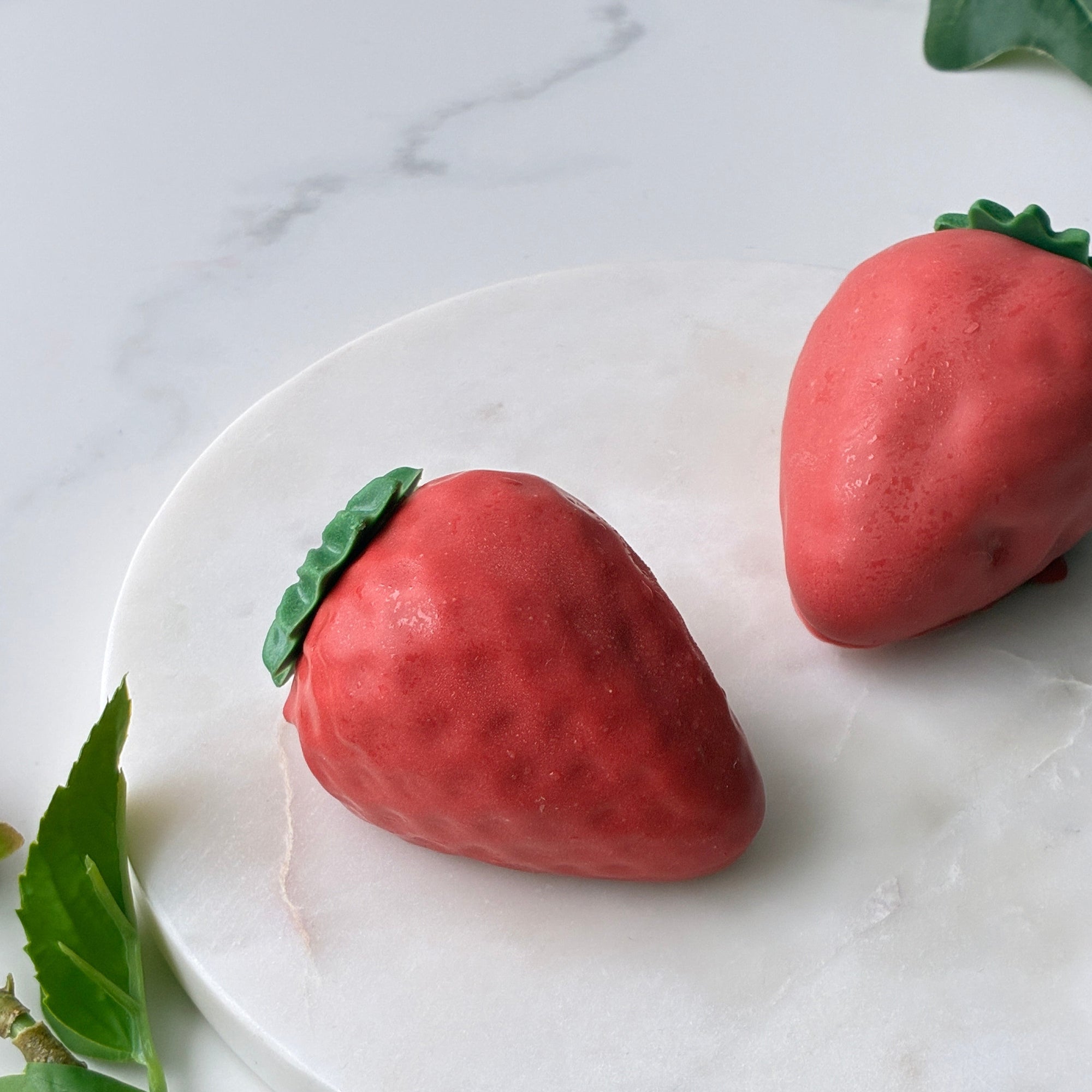 Gaveeske bentoboks kakeboks gave morsdag valentine viral frukt dessert oslodessert tiktok mango moussecake cedrik grolet trompe loeil instagram fruktbakelse mousse cake posjonskake glutenfritt smelt sjokolade oslo jordbær