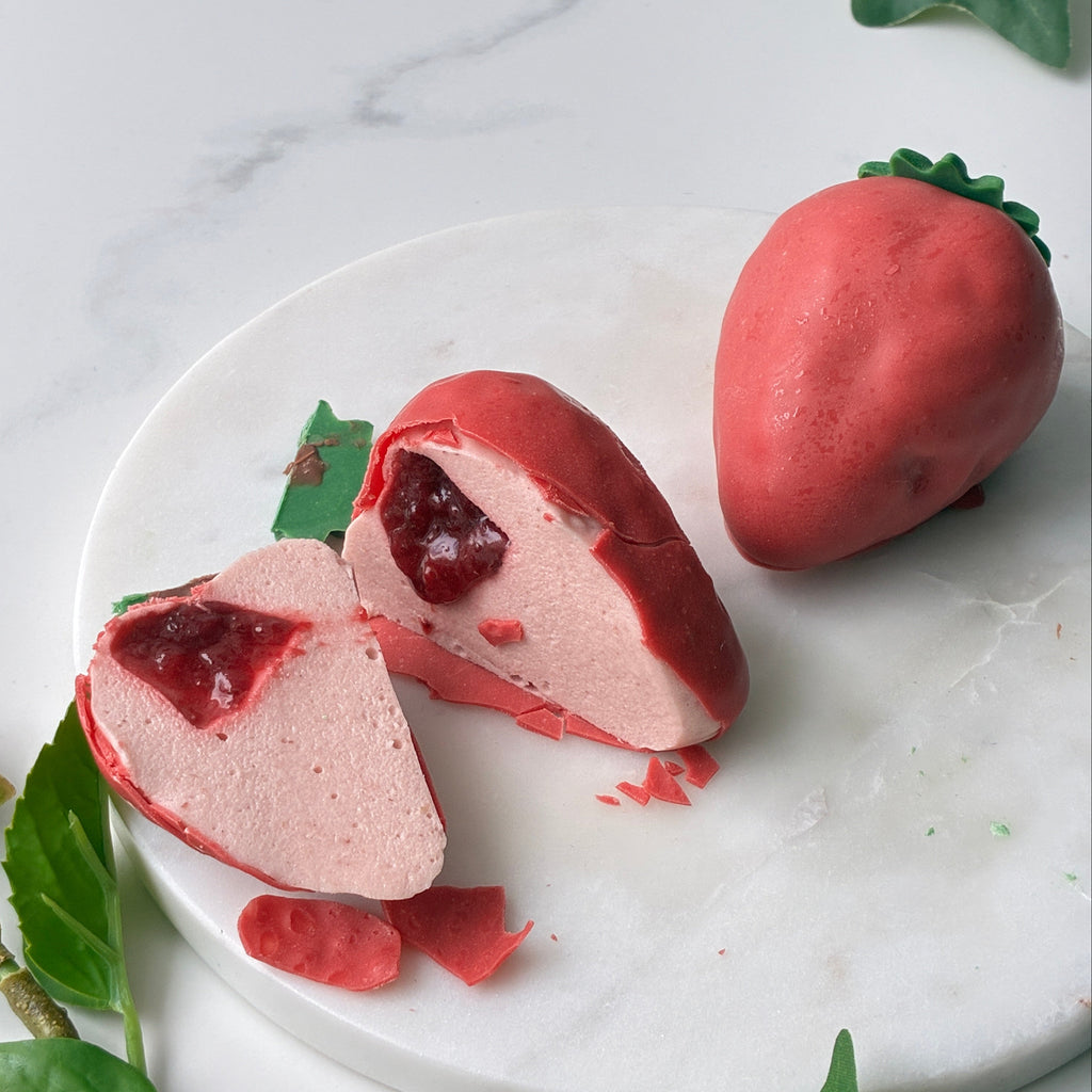 Smelt sjokolade oslo viral frukt dessert oslodessert tiktok moussecake cedrik grolet trompe loeil instagram trompe l'oeil jordbær sjokolade sjokolademousse dessert ,minidessert, bryllup, konfiramsjon, fest, oslo viral fruktkake, viral frukt, cedric grolet, paris fransk, dessert, petit four 17.mai