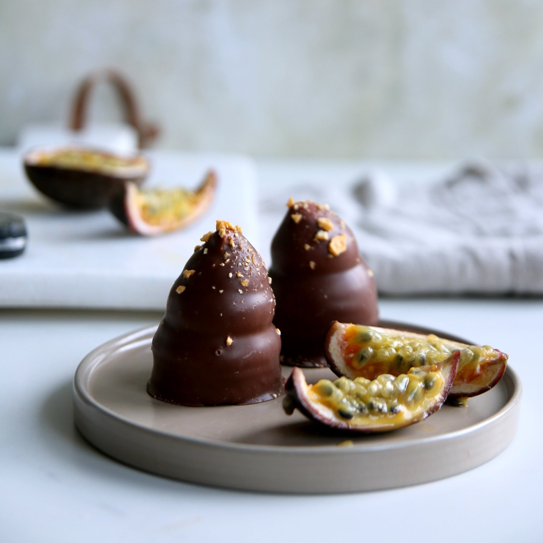 Fløteboller mango pasjonsfrukt ekte marsipan krembolle glutenfritt glutenfri danske flødeboller minidessert bryllups petitfour dessert catering helgekos valentine romantisk dessert  business cupcakes corporate gifts meeting treats business wedding