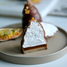 Last inn bildet i Galleri-visningsprogrammet, Fløteboller mango pasjonsfrukt ekte marsipan krembolle glutenfritt glutenfri danske flødeboller minidessert bryllups petitfour dessert catering helgekos valentine romantisk dessert  business cupcakes corporate gifts meeting treats business wedding
