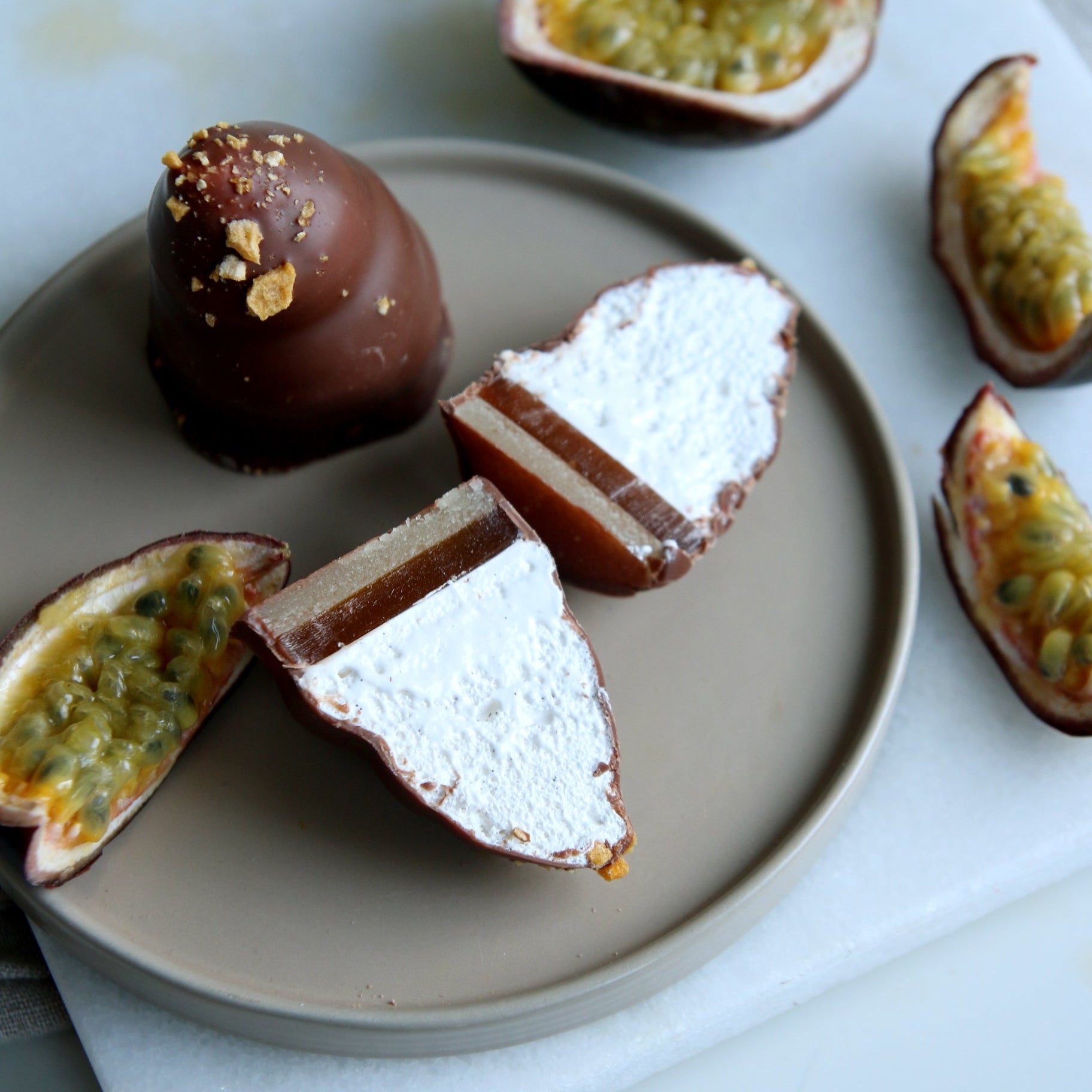Fløteboller mango pasjonsfrukt ekte marsipan krembolle glutenfritt glutenfri danske flødeboller minidessert bryllups petitfour dessert catering helgekos valentine romantisk dessert  business cupcakes corporate gifts meeting treats business wedding