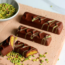 Last inn bildet i Galleri-visningsprogrammet, Dubai sjokolade Dubai sjokolade dubaibar dubai bar dubaisjokolade dubai sjokolade pistasj knafe pistasjkrem tiktok trendy baklava viral katayfi dubaichocolate knafeh ramadan minidessert eid dessert marshmallows marshmallow chrunchy tiktok viral trendbar
