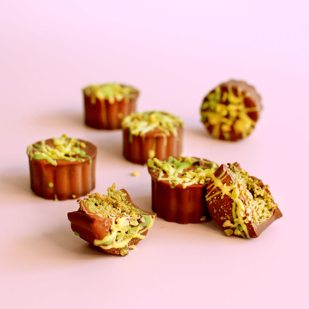 Dubai sjokolade Dubai sjokolade dubaibar dubai bar dubaisjokolade dubai sjokolade pistasj knafe pistasjkrem tiktok trendy baklava viral katayfi dubaichocolate knafeh ramadan minidessert eid dessert marshmallows marshmallow chrunchy tiktok viral trendbar petit four