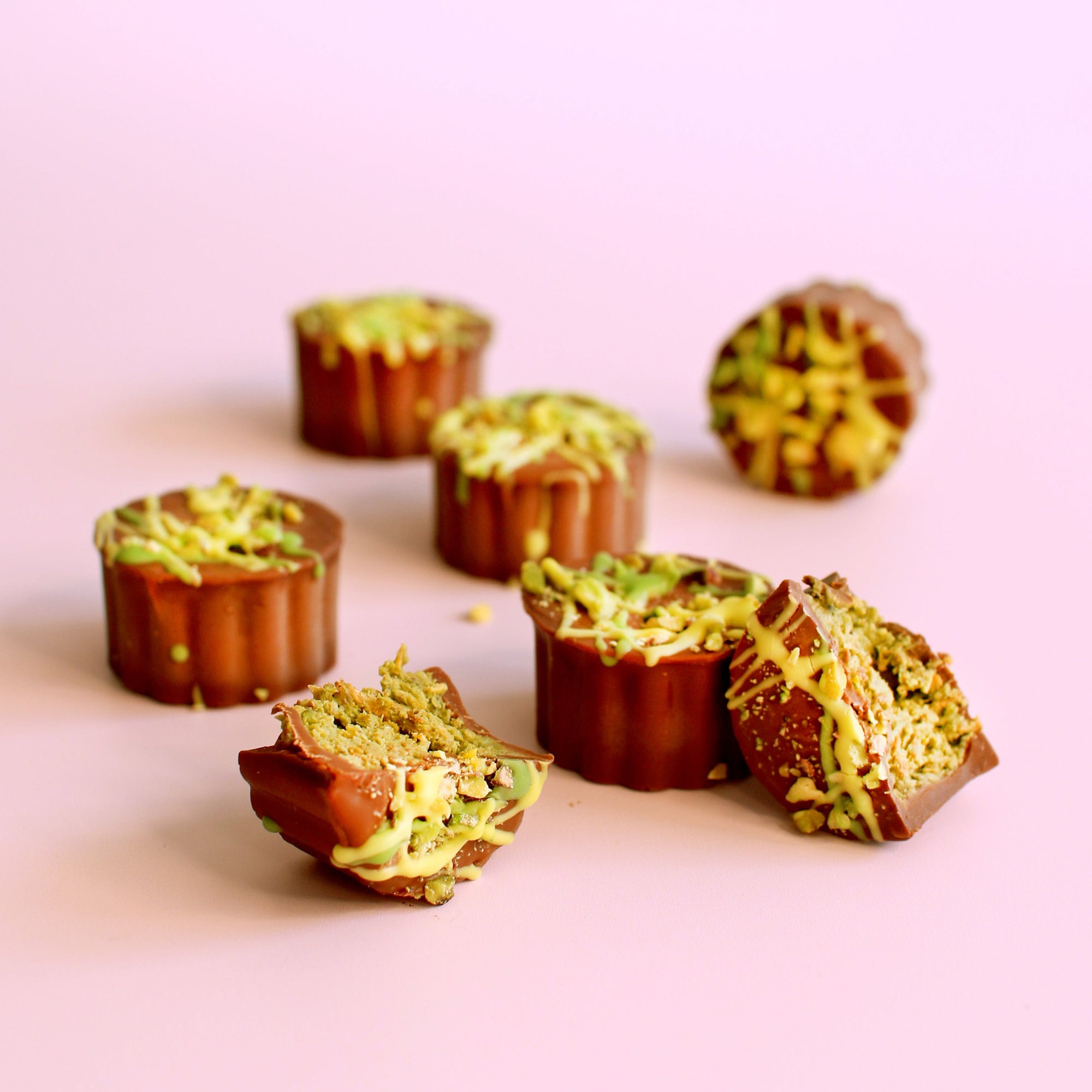 Dubai sjokolade Dubai sjokolade dubaibar dubai bar dubaisjokolade dubai sjokolade pistasj knafe pistasjkrem tiktok trendy baklava viral katayfi dubaichocolate knafeh ramadan minidessert eid dessert marshmallows marshmallow chrunchy tiktok viral trendbar petit four