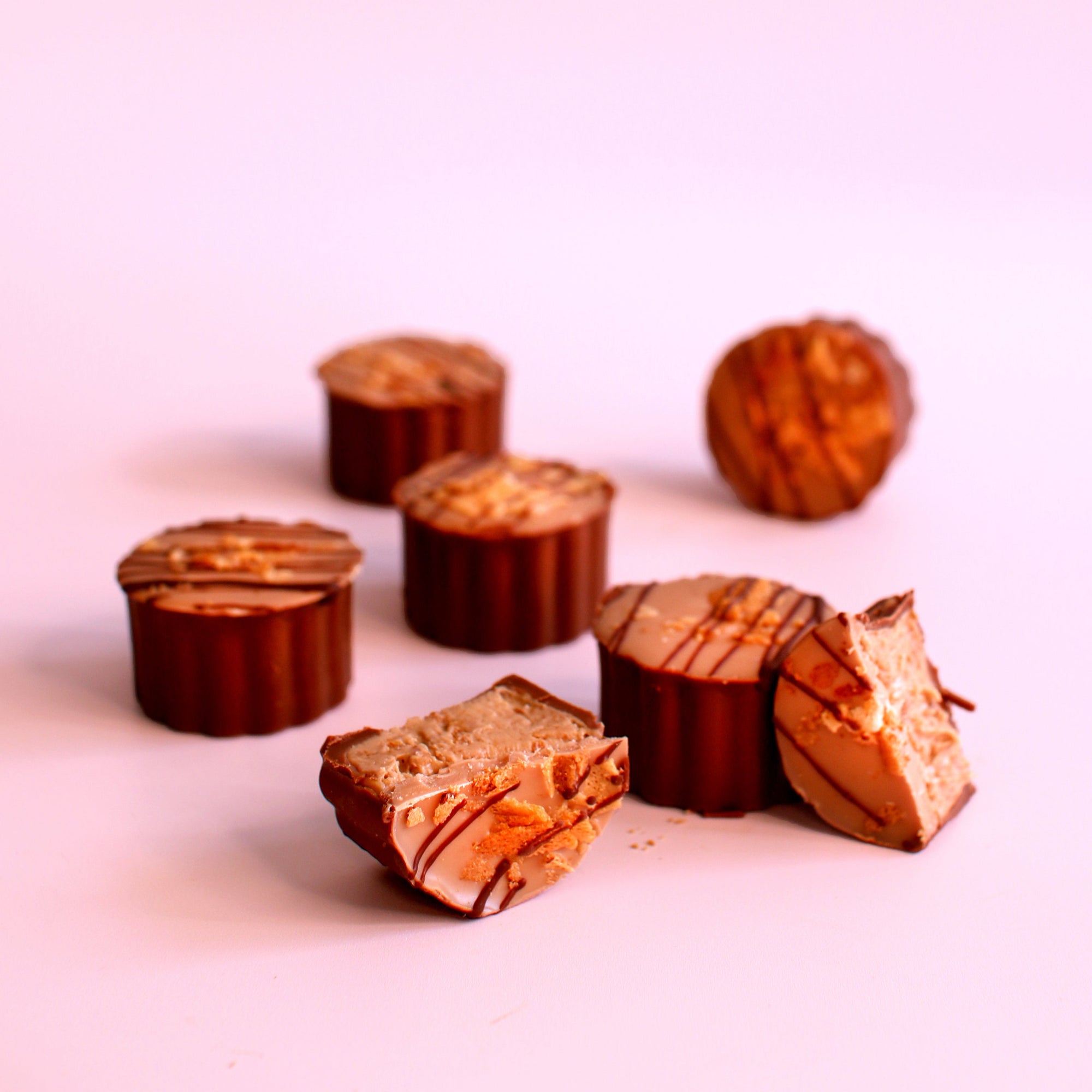 Bueno kinder sjokolade petit four konfirmasjon minidessert kakebord cookies sjokolade bryllup event munnfull gave sjokoladegave vertinnegave vertsgave julegave firmagave
