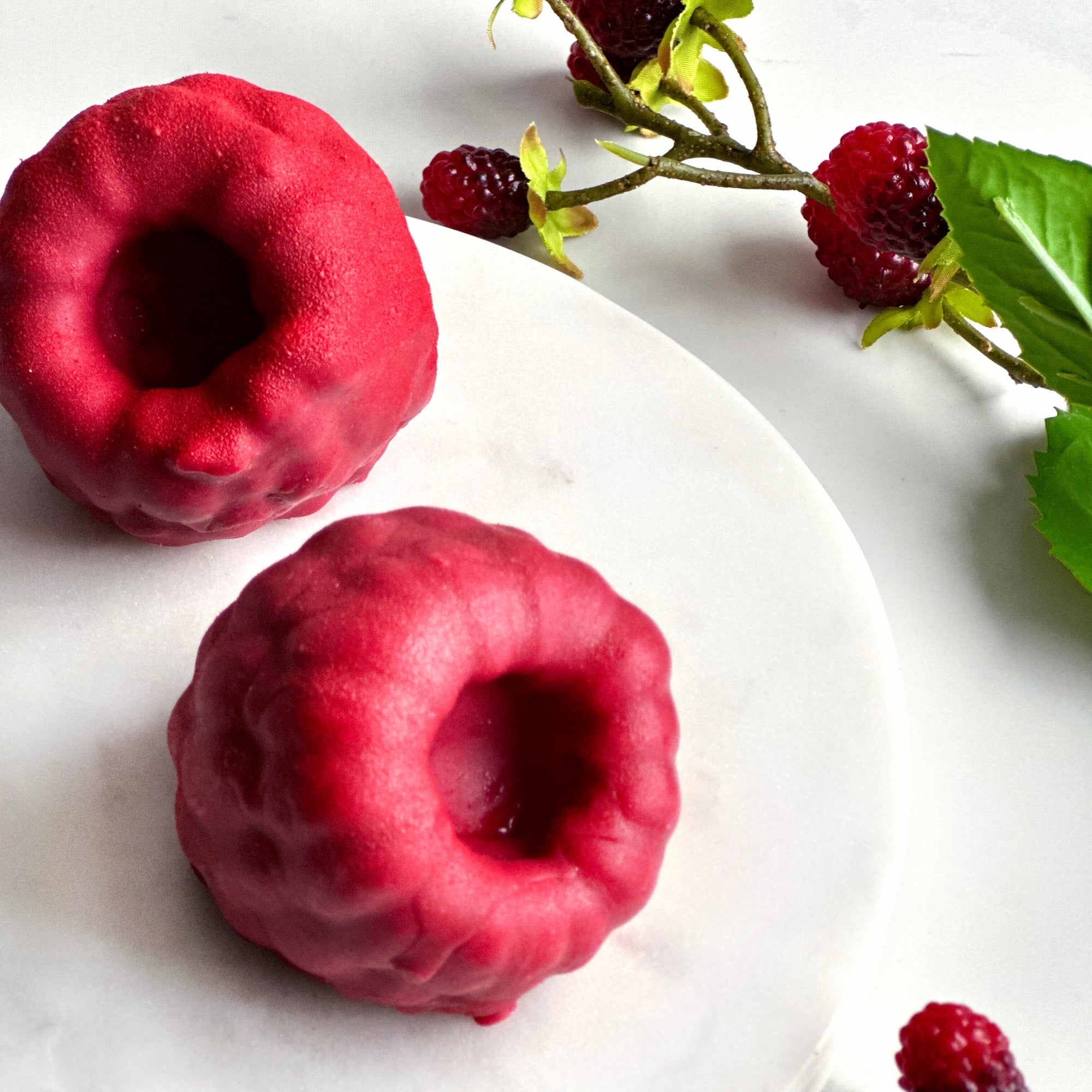 viral frukt dessert oslodessert tiktok bringebær moussecake cedrik grolet trompe loeil instagram