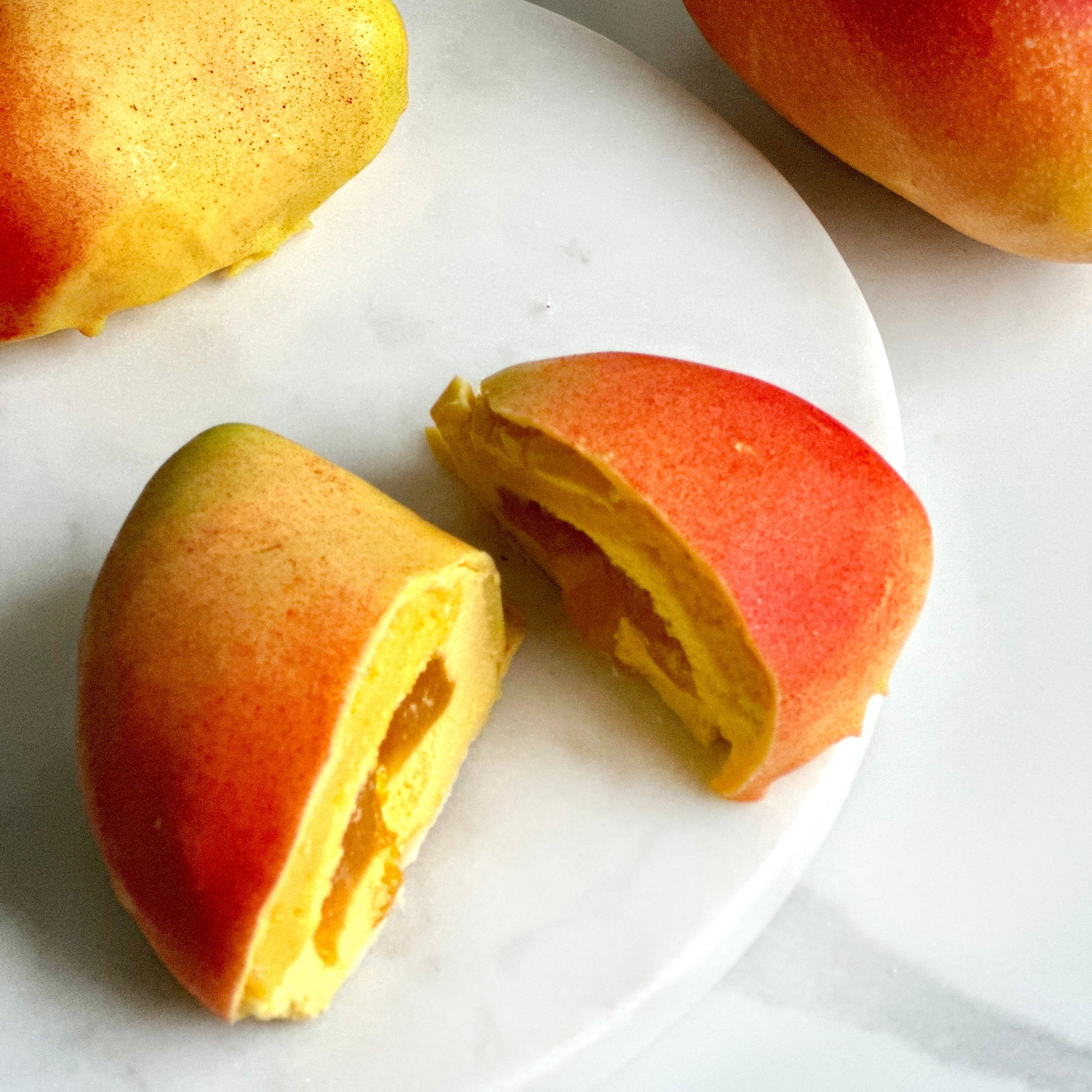 viral frukt dessert oslodessert tiktok mango moussecake cedrik grolet trompe loeil instagram fruktbakelse mousse cake posjonskake glutenfritt