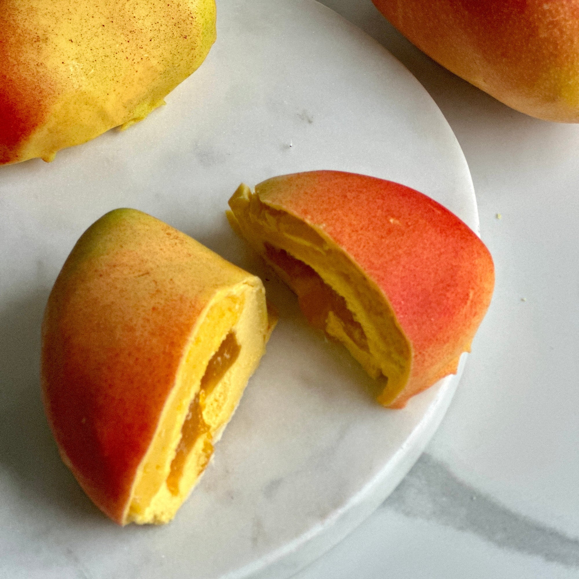 Gaveeske kakeboks gave morsdag mango mangomousse valentine viral frukt dessert oslodessert tiktok mango moussecake cedrik grolet trompe loeil instagram fruktbakelse mousse cake posjonskake glutenfritt smelt sjokolade oslo