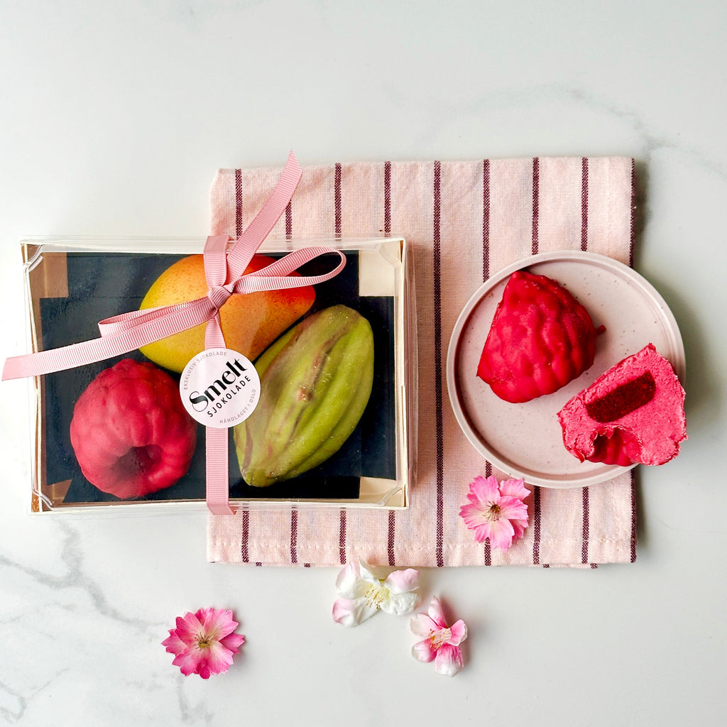 Gaveeske bentoboks kakeboks gave morsdag valentine viral frukt dessert oslodessert tiktok mango moussecake cedrik grolet trompe loeil instagram fruktbakelse mousse cake posjonskake glutenfritt smelt sjokolade oslo jordbær