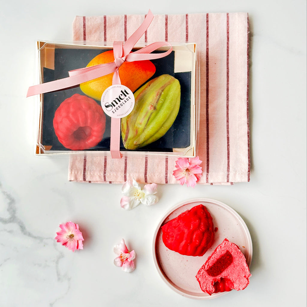 Gaveeske kakeboks gave morsdag valentine viral frukt dessert oslodessert tiktok mango moussecake cedrik grolet trompe loeil instagram fruktbakelse mousse cake posjonskake glutenfritt smelt sjokolade oslo