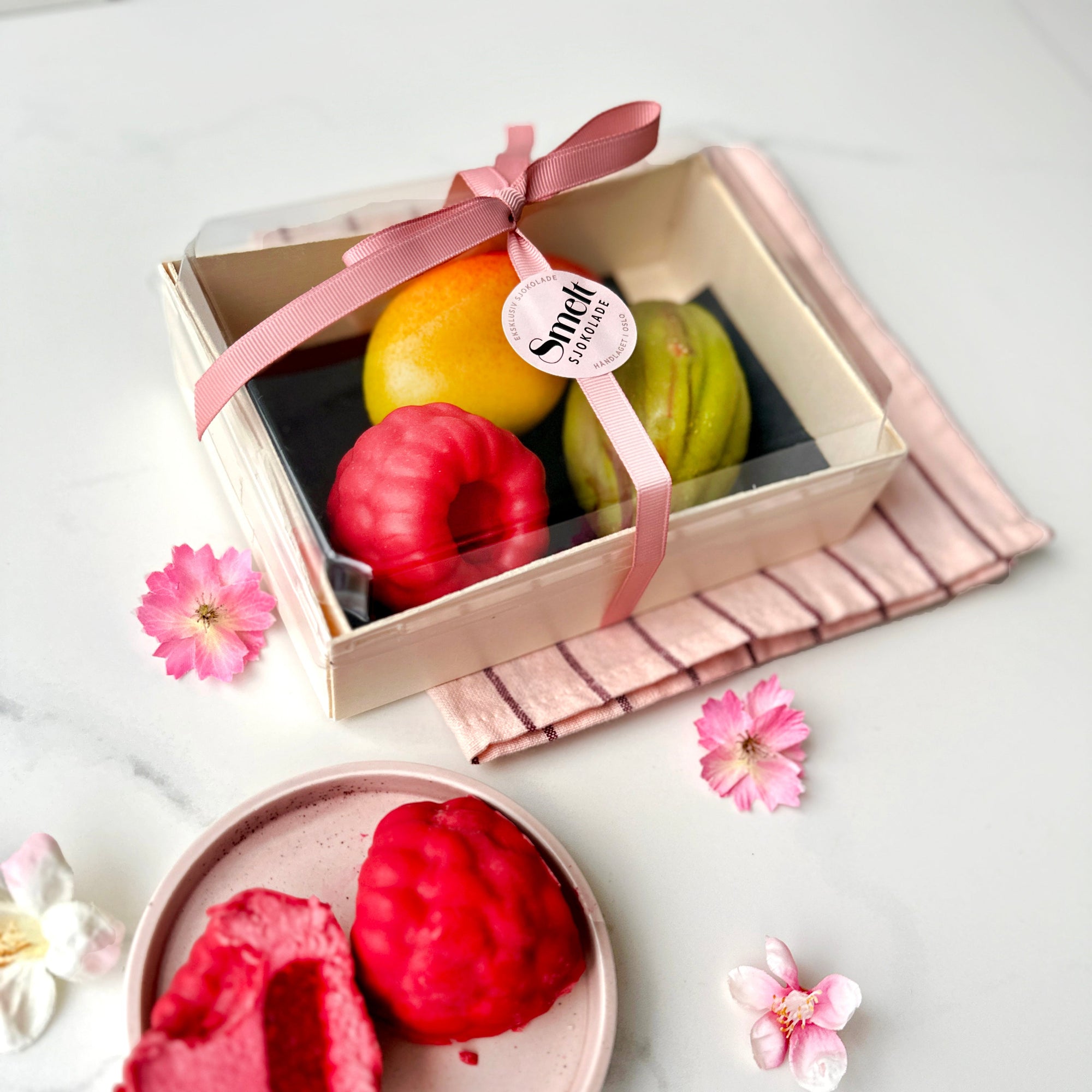 Gaveeske kakeboks gave morsdag valentine viral frukt dessert oslodessert tiktok mango moussecake cedrik grolet trompe loeil instagram fruktbakelse mousse cake posjonskake glutenfritt smelt sjokolade oslo