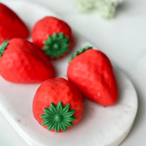 Smelt sjokolade oslo viral frukt dessert oslodessert tiktok moussecake cedrik grolet trompe loeil instagram trompe l'oeil jordbær sjokolade sjokolademousse dessert ,minidessert, bryllup, konfiramsjon, fest, oslo viral fruktkake, viral frukt, cedric grolet, paris fransk, dessert, petit four 17.mai