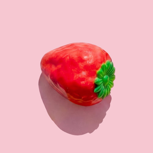 Smelt sjokolade oslo viral frukt dessert oslodessert tiktok moussecake cedrik grolet trompe loeil instagram trompe l'oeil jordbær sjokolade sjokolademousse dessert ,minidessert, bryllup, konfiramsjon, fest, oslo viral fruktkake, viral frukt, cedric grolet, paris fransk, dessert, petit four 17.mai