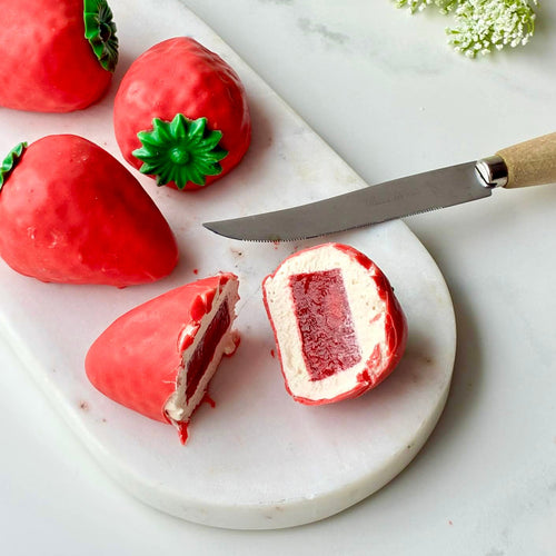 Smelt sjokolade oslo viral frukt dessert oslodessert tiktok moussecake cedrik grolet trompe loeil instagram trompe l'oeil jordbær sjokolade sjokolademousse dessert ,minidessert, bryllup, konfiramsjon, fest, oslo viral fruktkake, viral frukt, cedric grolet, paris fransk, dessert, petit four 17.mai