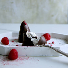 Last inn bildet i Galleri-visningsprogrammet, Fløteboller mango pasjonsfrukt ekte marsipan krembolle glutenfritt glutenfri danske flødeboller minidessert bryllups petitfour dessert catering helgekos valentine romantisk dessert  business cupcakes corporate gifts meeting treats business wedding

