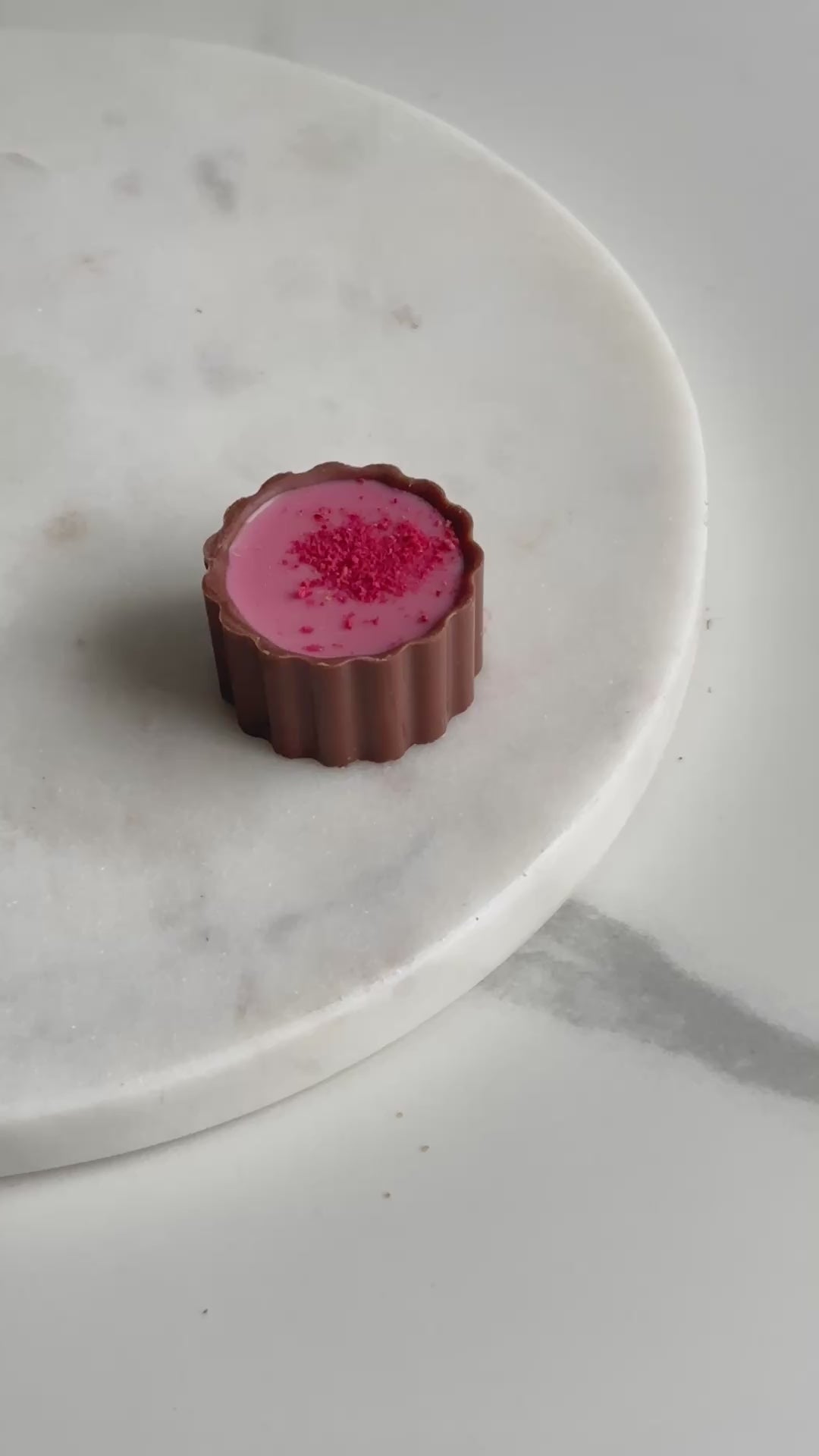 marsipan bringebær fruktig kokos gianduja cappuchino morsdag valentines gave gaveidé gavetips petit four minidessert sjokolade trendy konfirmasjon bryllup sveitsisk sjokolade event bites cookies catering video asmr tiktok instagram