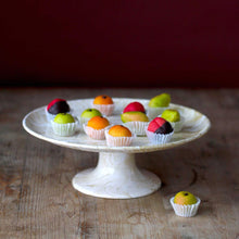 Last inn bildet i Galleri-visningsprogrammet, Marsipanfrukt i konfekteske med bånd
